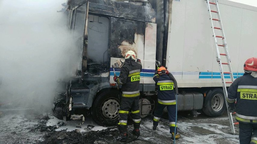 Pożar samochodu ciężarowego pod Warszawą. Co się stało?...