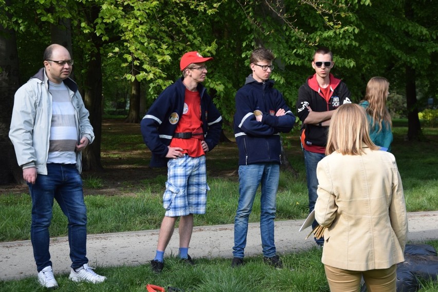 Oleśniczanie posadzili drzewka w Parku Książąt Oleśnickich