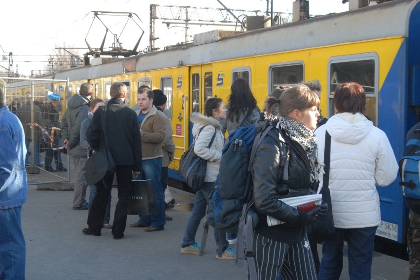 Gdynia: Flesz z przeszłości. 17.03.2008. Remont peronu SKM w Śródmieściu