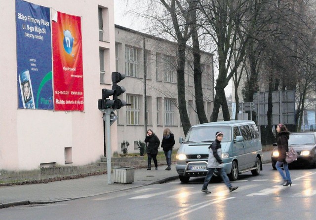 Na "Bronku" wiszą bannery reklamowe telewizji cyfrowej i sieci komórkowej