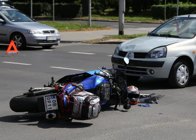 Wypadek na skrzyżowaniu Al. Piłsudskiego i ul. Sienkiewicza w Piotrkowie. Kierowca renault clio nie ustąpił pierwszeństwa motocykliście.