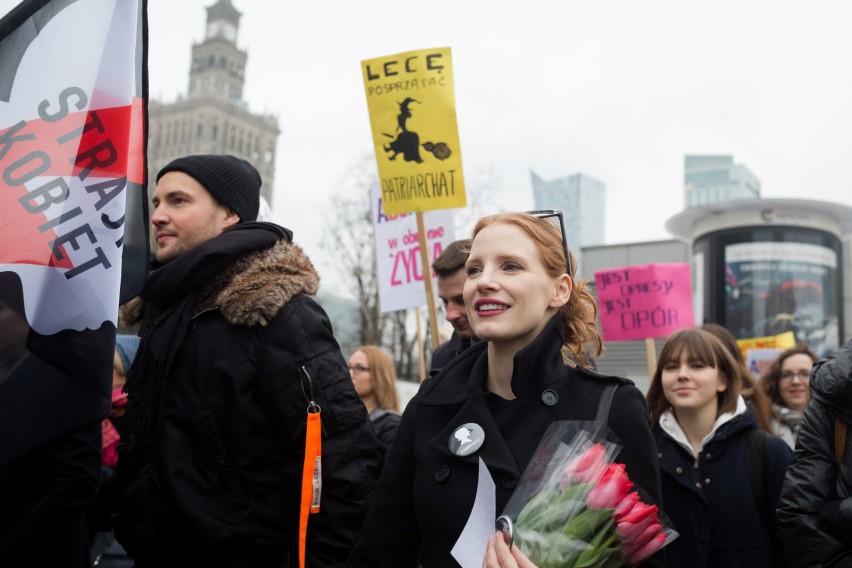 Jessica Chastain na strajku kobiet w Warszawie. Znana...