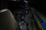 Dworzec Centralny w Warszawie w ciemnościach. Awaria prądu [foto]