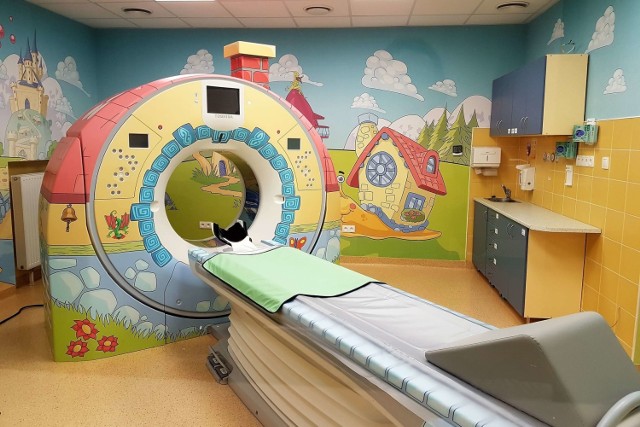 Pracownia Tomografii Komputerowej w szpitalu przy Krysiewicza została zamieniona w kolorową krainę z baśni
