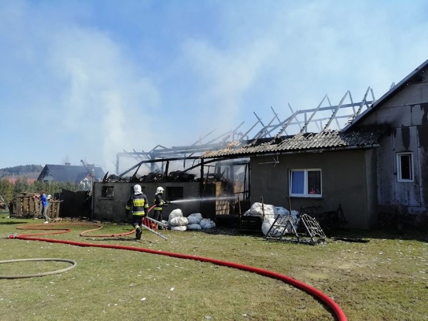 Pożar w Porąbce strawił dom i budynki gospodarcze. Spłonęły zwierzęta