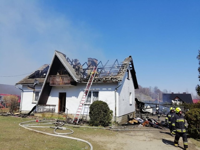 Pożar w Porąbce strawił dom i budynki gospodarcze. Spłonęły zwierzęta