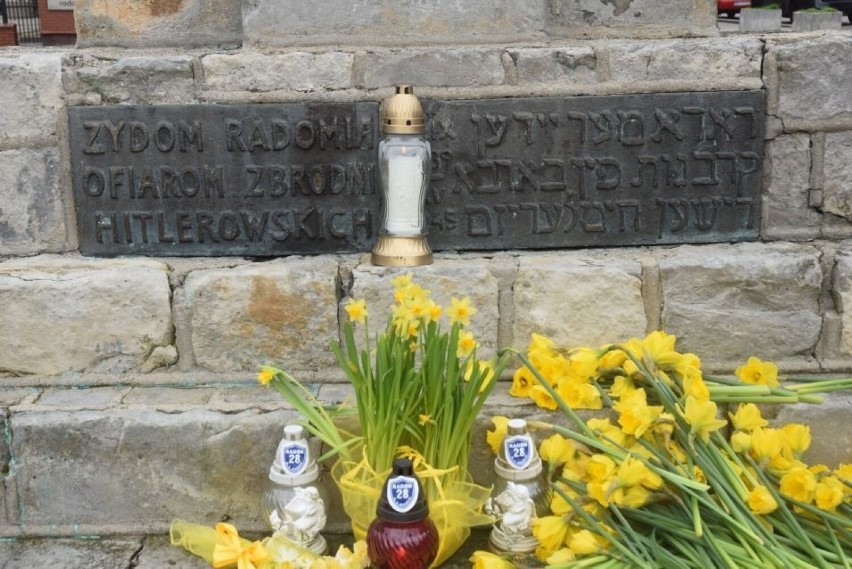 Pamięci żydowskich mieszkańców Radomia. Kwiaty pod pomnikiem i nazwiska odczytane na placu. Zobaczcie zdjęcia