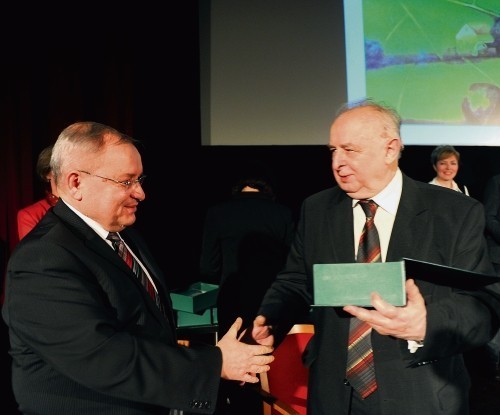 Prof. Jan Malicki przyjmuje wyróżnienie z rąk Tadeusza Kijonki.