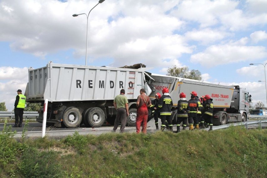 Zderzenie dwóch ciężarówek na AOW w Długołęce (ZDJĘCIA)