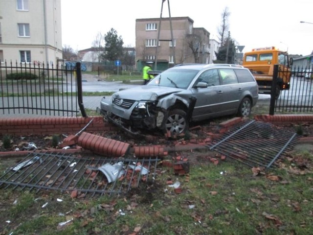 Wypadek na ul. Palacza w Poznaniu: samochód uderzył w ogrodzenie