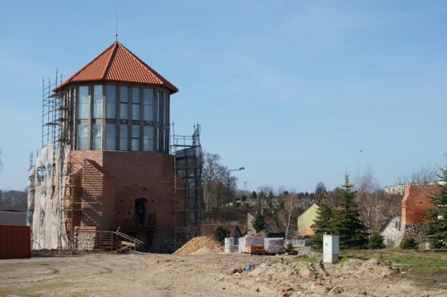 Baszta Czarownic w Debrznie w trakcie remontu, kwiecień, 2014r