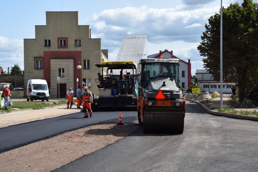 Debrzno. Po długim oczekiwaniu w centrum miasta zaczęto wylewać asfalt