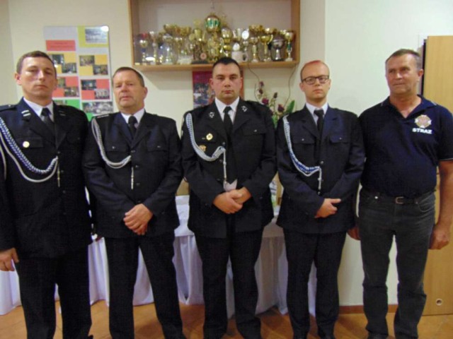 od lewej: sekretarz Tomasz Bigos, prezes Witold Syrysko, wiceprezes-naczelnik Dariusz Wala, skarbnik Dominik Czeszyński i gospodarz Hieronim Dudziak