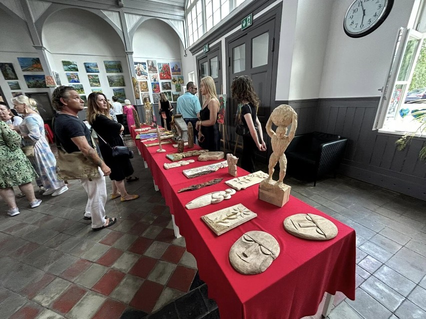Otwarto wystawę prac uczestników warsztatów na Dworcu Kulturalnym Wieluń Dąbrowa. W piątek 23 czerwca dzień otwarty placówki PROGRAM