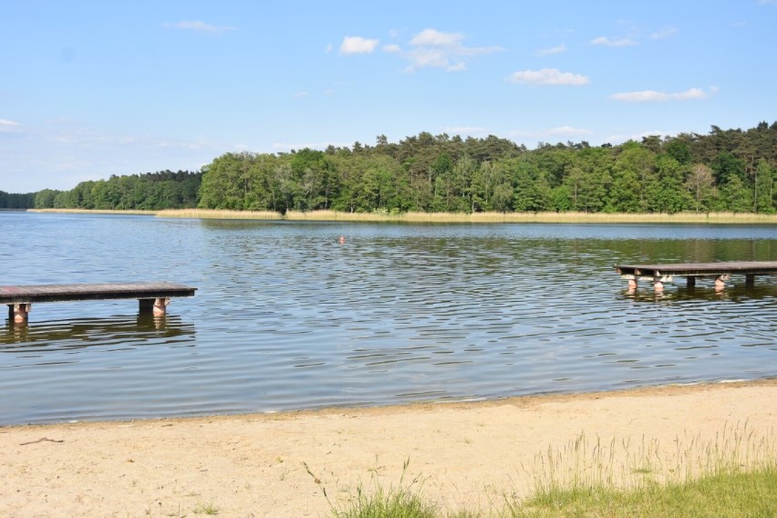 Gmina Wągrowiec. Plaża w Kobylcu przed sezonem. Jak wygląda popularne kąpielisko? 