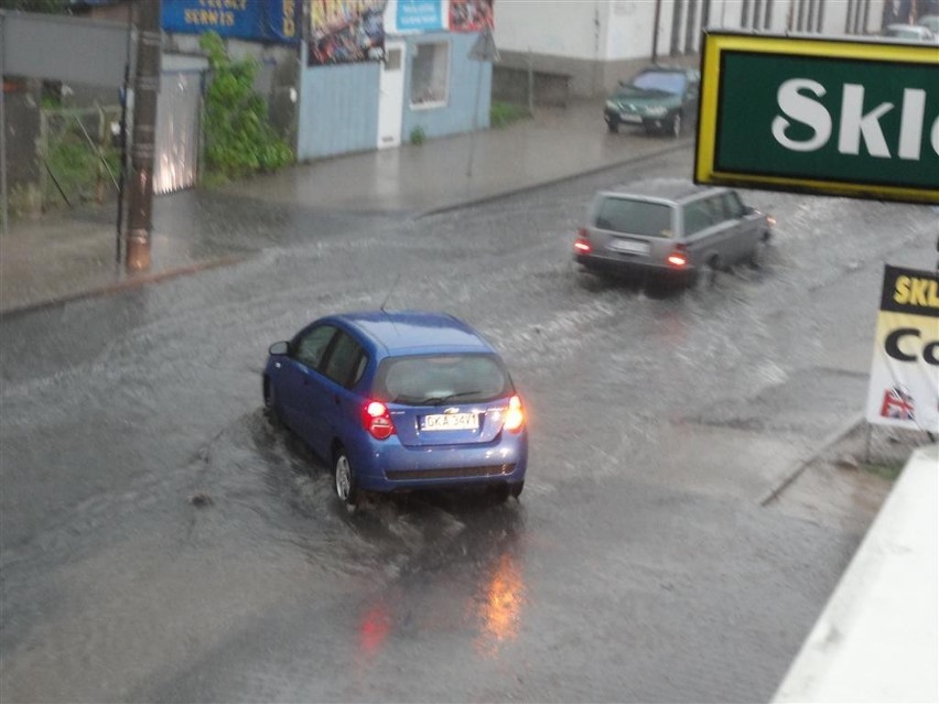 Kartuzy. Nawałnica nad miastem - burza, grad, gwałtowny deszcz - ulica są zalane! [AKTUALIZACJA]