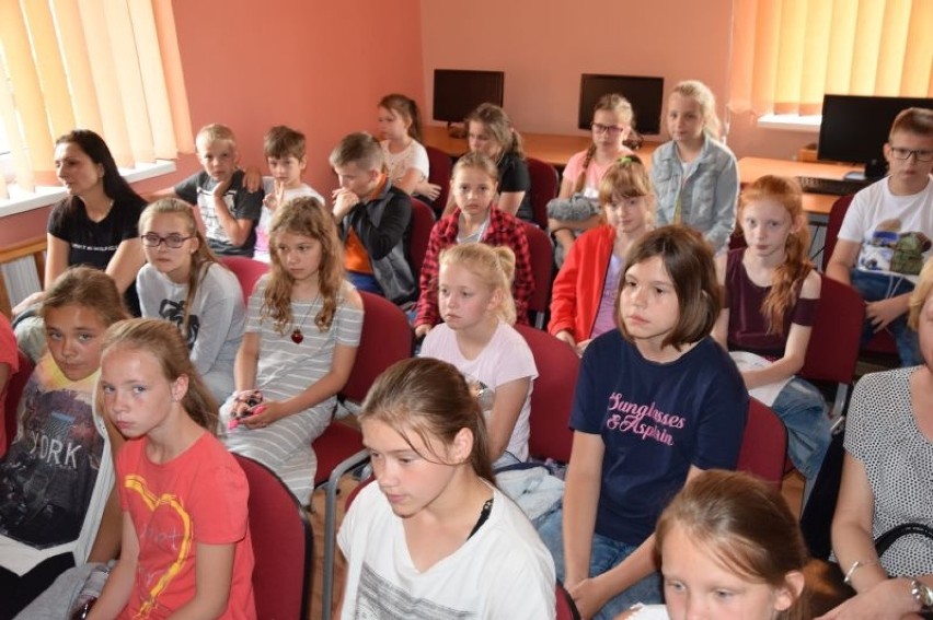 Gminna biblioteka i Szkoła Podstawowa w Tłuchowie były organizatorami konkursów Mistrz słowa oraz Baw się poezją