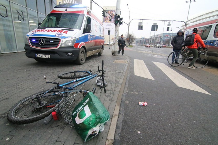 Wrocław. Rowerzysta zderzył się z samochodem w centrum miasta [ZDJĘCIA]