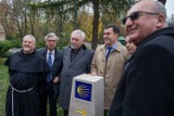 Obelisk z żółtą strzałką i muszlą. W Krakowie stanął słup jak te przy drodze do Santiago de Compostela