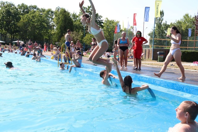 Mnóstwo ludzi w niedzielę szukało ochłody na basenie przy ulicy Szczecińskiej w Kielcach. Zobacz zdjęcia >>>