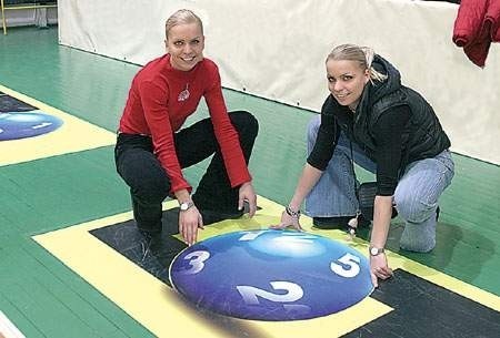Koszykarki ŁKS Magda Włodarska (z lewej) i Milena Owczarek.