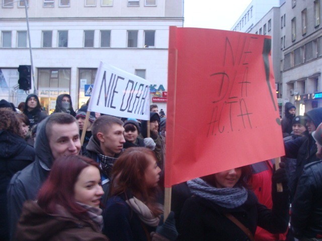 Protest przeciw ACTA w Warszawie. W manifestacji brało udział kilka tysięcy osób [ZDJĘCIA, WIDEO]
