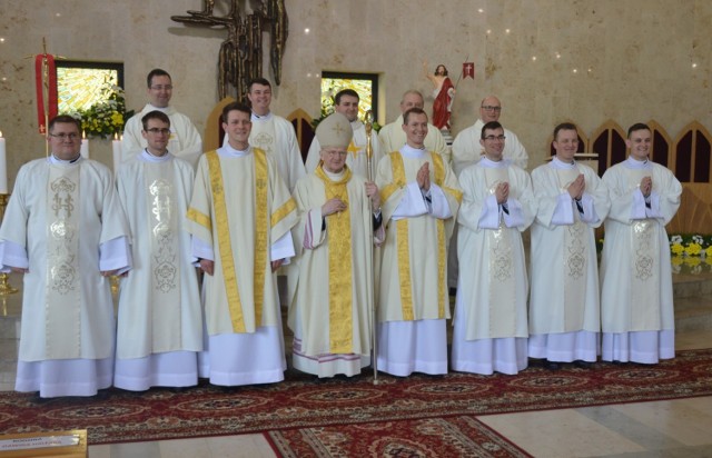 Nowo wyświęceni diakoni razem z ks. biskupem i wychowawcami seminaryjnymi.