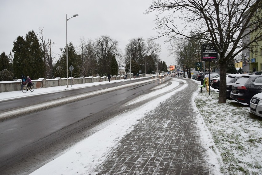 Chełm. Po opadach śniegu na ulicach i chodnikach zrobiła się ślizgawka - zobacz zdjęcia