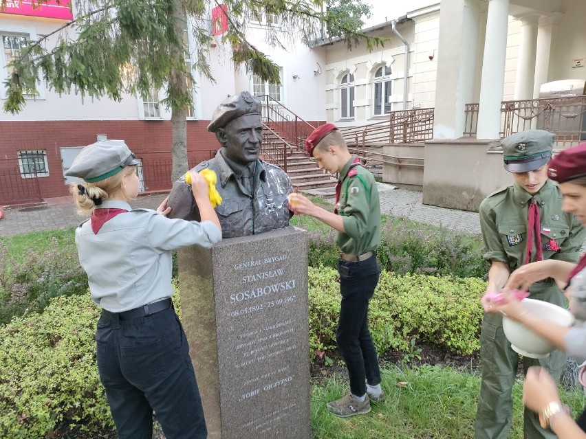 Harcerze z Lęborka uczcili gen. Sosabowskiego. Przy okazji umyli jego popiersie