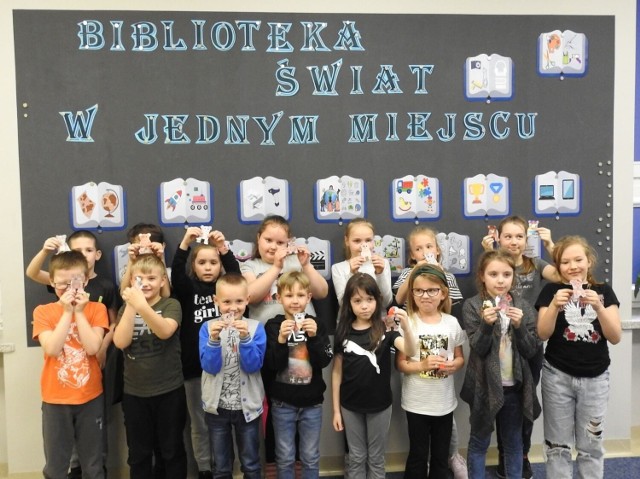 Uczniowie ze staszowskiej "dwójki" doskonale bawili się podczas inauguracji Tygodnia Bibliotek w Staszowie