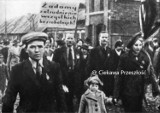 93. rocznica "Krwawego piątku" w Zawierciu. Kryzys gospodarczy doprowadził do zamieszek. 3 ofiary śmiertelne, 8 rannych, 26 aresztowanych