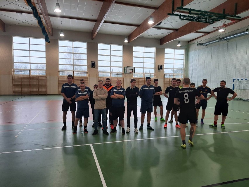 Pięć drużyn z gminy Złotów rywalizowało w Halowym Turnieju Piłki Nożnej o Puchar Wójta Gminy Złotów w Radawnicy
