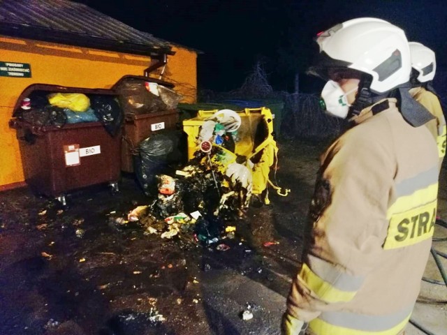 Strażacy gasili płonący pojemnik na śmieci przy ul. Czarnieckiego w Prabutach