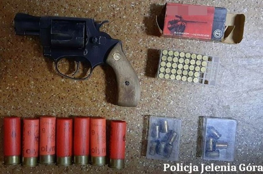 Przy mieszkańcy powiatu karkonoskiego znaleziono nielegalną broń i narkotyki