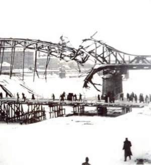 Most Piłsudskiego zniszczony przez Niemców, 1945 r. REPRODUKCJA ADAM WOJNAR