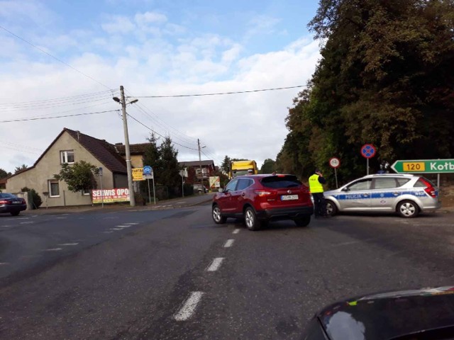 Policja kieruje kierowców na objazdy.