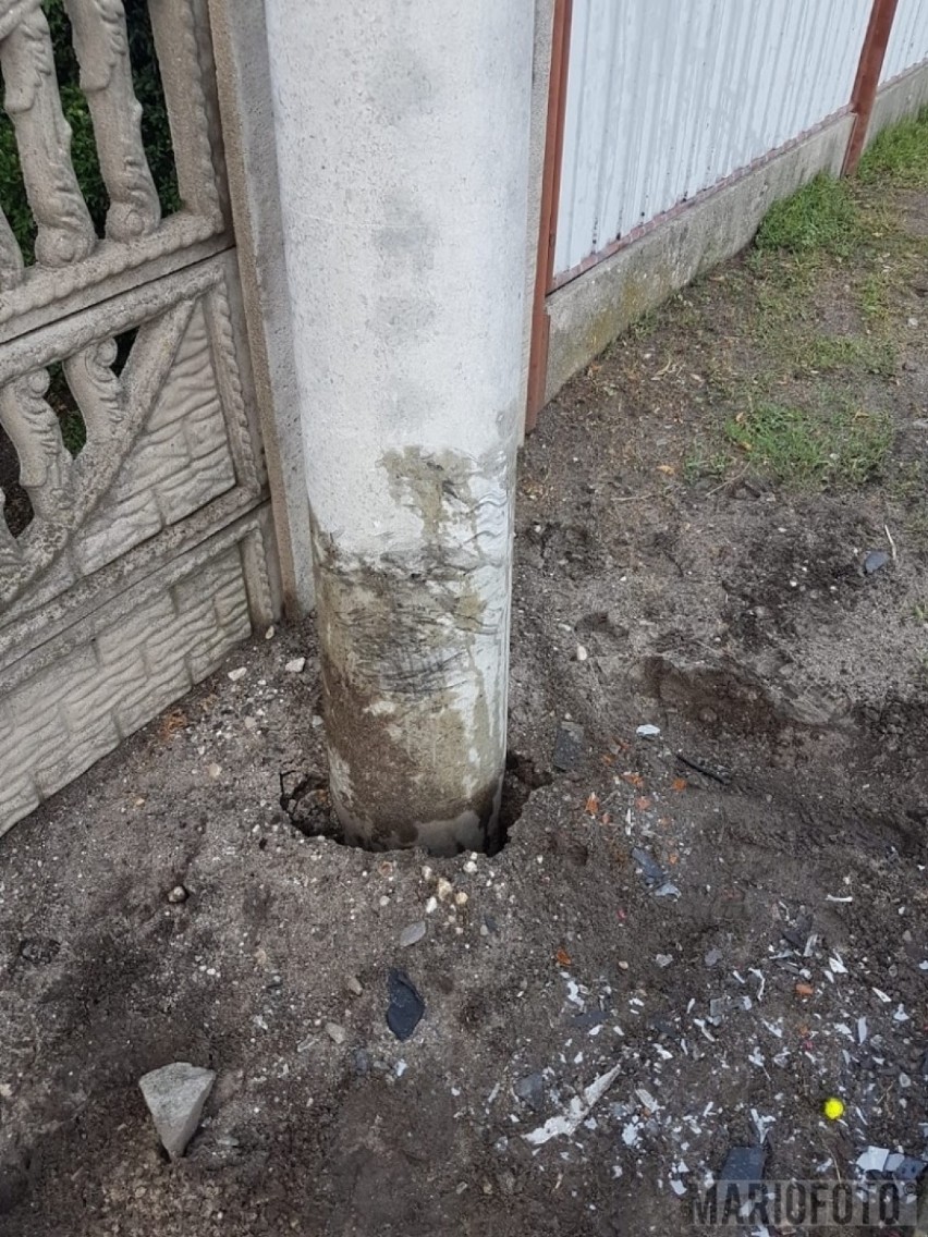 Wypadek w Zawadzie pod Opolem. Samochód wylądował na słupie 