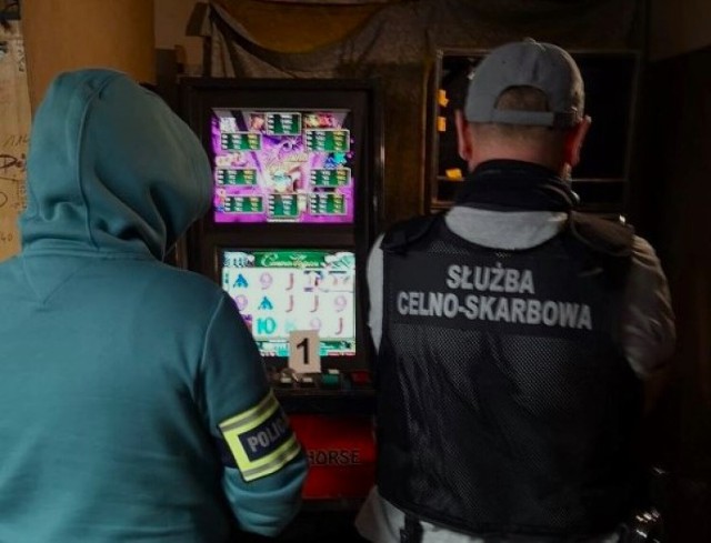 Policjanci ze Sztumu wraz z funkcjonariuszami Krajowej Administracji Skarbowej w Kwidzynie zabezpieczyli dwa automaty do gier w jednej z miejscowości w powiecie sztumskim.