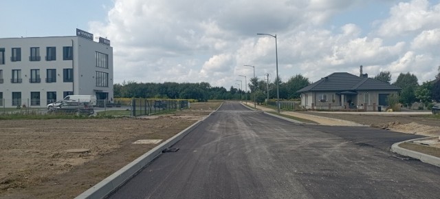 Budowa ulicy Długiej w Jędrzejowie nadal trwa. Żwir i piasek z zeszłego miesiąca zastąpił już asfalt. Zobaczcie więcej na kolejnych slajdach >>>
