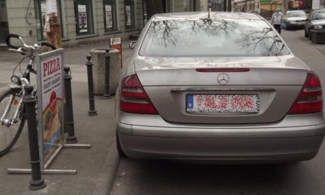 kierowca zagraniczny to nie wiedział, że to parking rowerowy