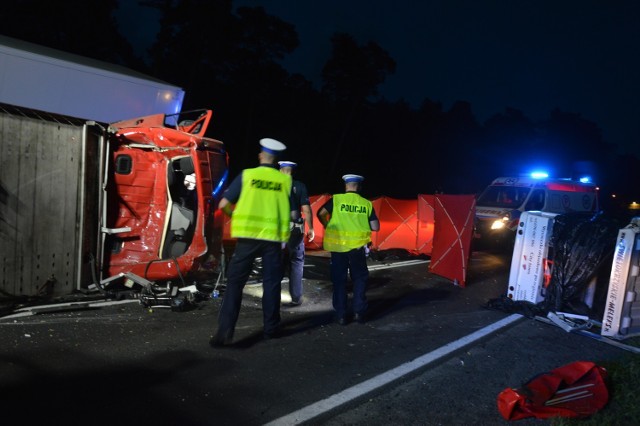 Śmiertelny wypadek na DK 12 Przygłów - Sulejów na Polance: ciężarówka zderzyła się z lawetą. Dwie osoby nie żyją