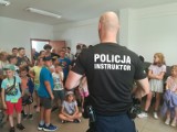 Lato 2022 na Pałukach. Uczestnicy obozu w Biskupinie z wizytą u policjantów ze Żnina [zdjęcia] 