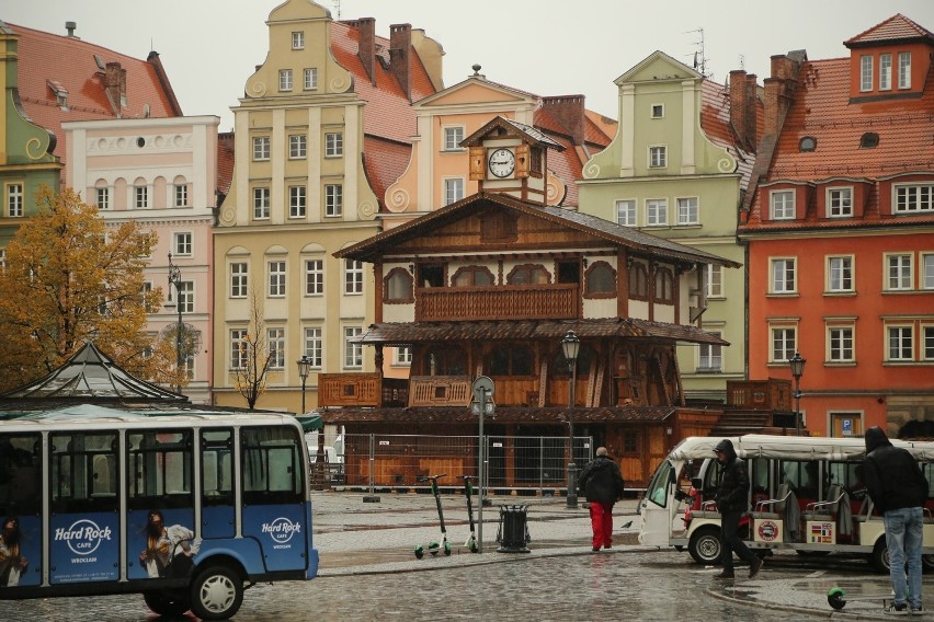 Budują Jarmark Bożonarodzeniowy w Rynku. Kiedy otwarcie? [ZDJĘCIA]