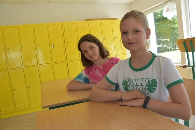 Z nowego wyglądu swojej szkoły cieszą się Agnieszka Kurczewska i Zofia Burdzińska.