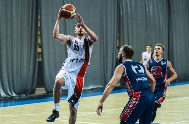 Po trzech porażkach w meczach towarzyskich z zespołami występującymi w Tauron Basket Lidze, koszykarze Astorii wysoko pokonali w Artego Arenie II-ligową Politechnikę Gdańską 80:53.