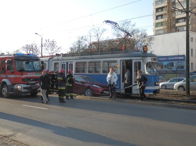 Kraków. Zderzenie tramwaju nr 22 z samochodem przy al. Pokoju