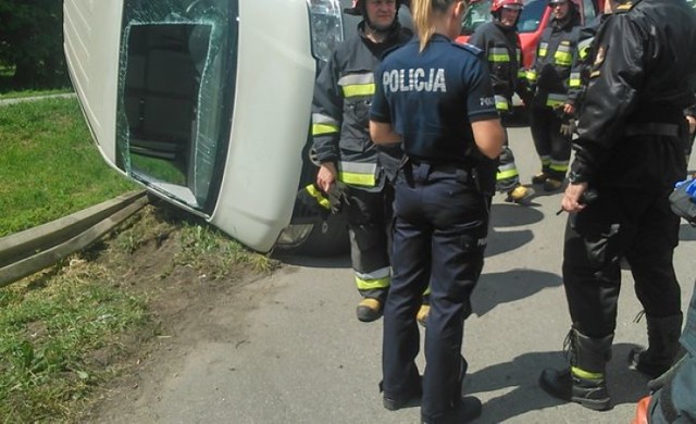 Nowy Dwór Gdański. Auto dachowało przy ul. Warszawskiej. Wstępne przyczyny zdarzenia