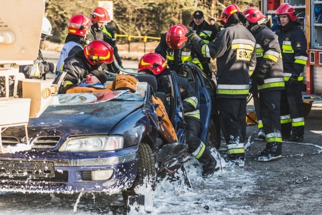 W poniedziałek rano, 26 lutego br. doszło do tragicznego w skutkach zdarzenia drogowego. Poszkodowanych zostało kilkadziesiąt osób, w tym trzy ciężko. Na szczęście były to ćwiczenia doskonalące współpracę wszystkich służb w przypadku katastrofy drogowej. Odbyły się w Żaganiu na poligonie. 

Scenariusz ćwiczeń zakładał zdarzenie drogowe, podczas którego doszło do kolizji kolumny amerykańskich pojazdów wojskowych z cywilnym pojazdem osobowym. W wypadku poszkodowanych zostało kilkunastu żołnierzy amerykańskich, w tym trzy osoby doznają obrażeń bardzo ciężkich. W ćwiczeniu tym wzięły udział: jednostki Państwowej Straży Pożarnej Wojskowej Straży Pożarnej, Komendy Powiatowej Policji oraz Oddziału Żandarmerii Wojskowej z Żagania, Powiatowe Centrum Zarządzania Kryzysowego, zespoły medyczne 105-go Szpitala Wojskowego, 11bdow i 34BKPanc oraz żołnierze 11LDKPanc i amerykańscy żołnierze z 2/1 ABCT.
Wszystkie służby biorące udział w akcji ratowniczej na drogach mają ściśle określone zadania do wykonania.
-&nbsp;Podczas działań ratowniczych wszystkie czynności realizowane są równocześnie, natomiast po ich zakończeniu – na zasadzie wzajemnej współpracy. Służby ratownicze powinny być właściwie przygotowane na takie zdarzenia oraz powinny mieć wypracowane metody działań i procedury, aby skutecznie i w jak najkrótszym czasie nieść pomoc potrzebującym poszkodowanym – opisuje mjr Marcin Markowski, kierownik ćwiczenia.
W trakcie ćwiczeń sprawdzono realność oraz skuteczność procedur i przyjętych rozwiązań. Sprawdzono i potwierdzono przygotowanie służb ratowniczych do współdziałania na wypadek sytuacji kryzysowej w ruchu lądowym w warunkach zbliżonych do rzeczywistych. Ponadto podczas działań ratunkowych oraz usuwania skutków pozorowanego wypadku doskonalono współdziałanie jednostek Sił Zbr 
-&nbsp;Ćwiczenie epizodyczne, podczas którego zostało sprawdzone współdziałanie organów administracji państwowej oraz jednostek Sił Zbrojnych w przypadku sytuacji kryzysowej z udziałem żołnierzy NATO potwierdziło zdolność 11 Lubuskiej Dywizji Kawalerii Pancernej (11LDKPanc) do wsparcia służb ratunkowych w sytuacji kryzysu, a konkretnie w razie wypadku drogowego z dużą ilością poszkodowanych  – opisuje major Krzysztof Karnicki, oficer współpracy cywilno-wojskowej CIMIC w 11LDKPanc.ojnych ze służbami ratunkowymi, jak również z jednostkami pomocniczymi.

Tekst: mjr Artur Pinkowski
Zdjęcia: st.chor. Rafał Mniedło


Zobacz również: Amerykanie ćwiczą na polskim poligonie


Zobacz też: W Zielonej Górze coraz częściej dochodzi do napadów. Czy żyjemy w bezpiecznym mieście? [ZDJĘCIA]
POLECAMY ODCINKI "KRYMINALNEGO CZWARTKU":


