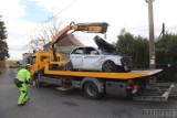 Wypadek w Opolu. Samochód dachował i wylądował  na posesji przy ul. Krapkowickiej. Kierowca w ciężkim stanie. Nie zapiął pasów? [ZDJĘCIA]