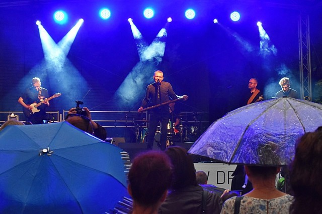 Zespół Raz Dwa Trzy zagrał na finał tegorocznej edycji festiwalu w strugach ulewnego deszczu